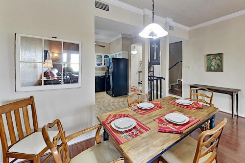 Lake-View All-Suite Retreat - Near Marina & Dining townhouse image 10