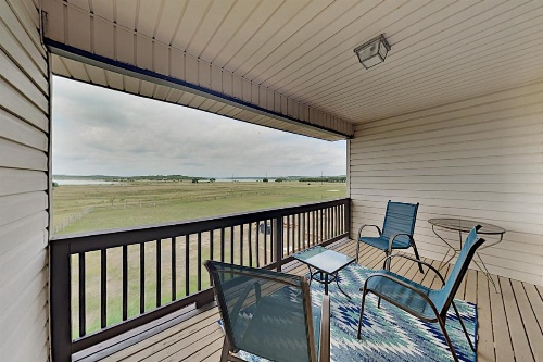 Lake-View All-Suite Retreat - Near Marina & Dining townhouse image 11