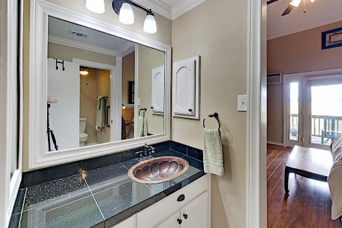 Lake-View All-Suite Retreat - Near Marina & Dining townhouse image 12