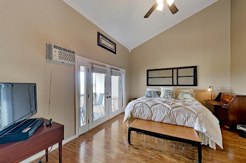 Lake-View All-Suite Retreat - Near Marina & Dining townhouse image 13