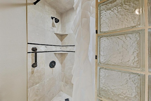 Lake-View All-Suite Retreat - Near Marina & Dining townhouse image 14