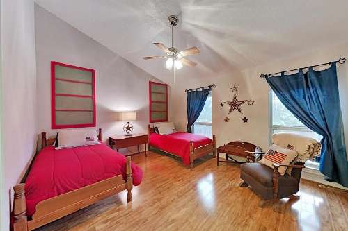 Lake-View All-Suite Retreat - Near Marina & Dining townhouse image 15