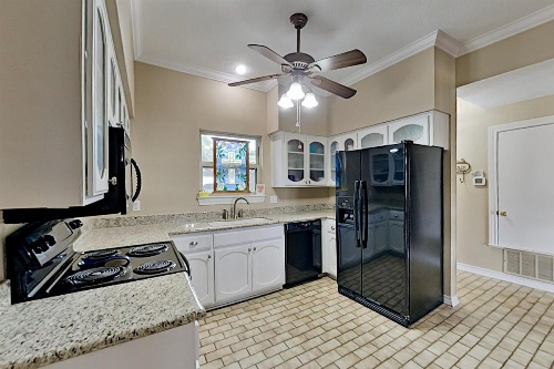 Lake-View All-Suite Retreat - Near Marina & Dining townhouse image 6