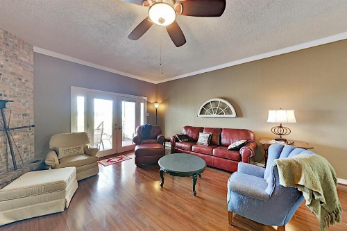 Lake-View All-Suite Retreat - Near Marina & Dining townhouse image 8