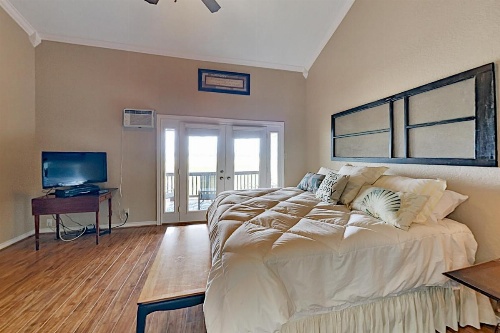 Lake-View All-Suite Retreat - Near Marina & Dining townhouse image 9